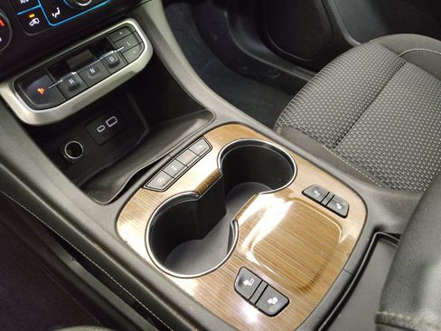 Used 2020 GMC Acadia SLE w/ Driver Convenience Package FWD image 26
