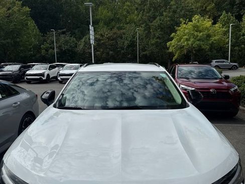 Used 2022 Buick Envision Essence w/ Technology Package II FWD image 4
