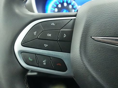 Used 2025 Chrysler Pacifica Select FWD image 40