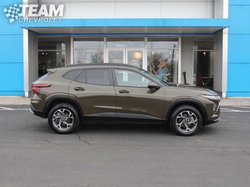 Certified 2024 Chevrolet Trax LT w/ Driver Confidence Package image 3