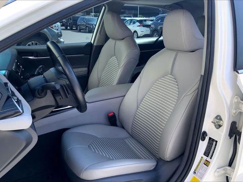 Used 2020 Toyota Camry SE w/ Sunroof Package FWD image 11