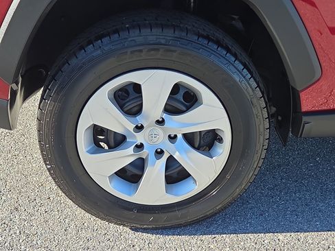 Used 2020 Toyota RAV4 LE image 7