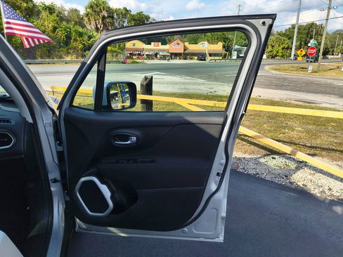 Used 2019 Jeep Renegade Latitude w/ Popular Equipment Group image 17