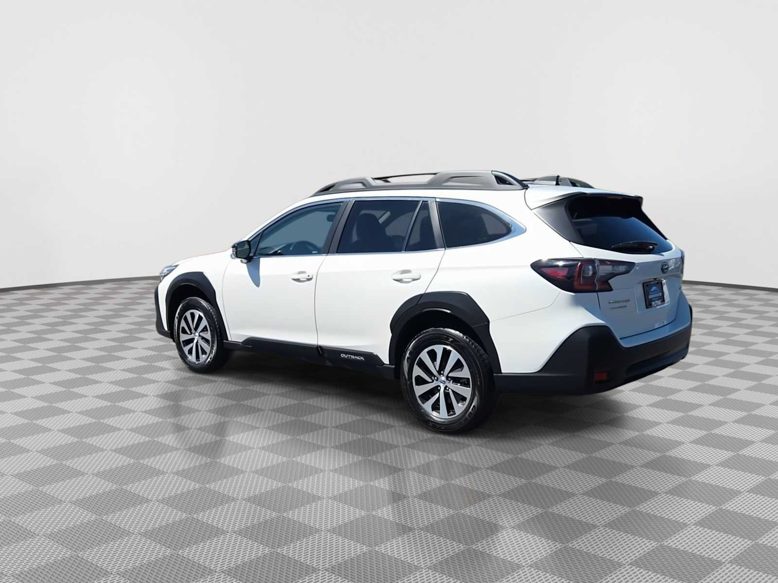 Used 2023 Subaru Outback Premium AWD/4WD image 6