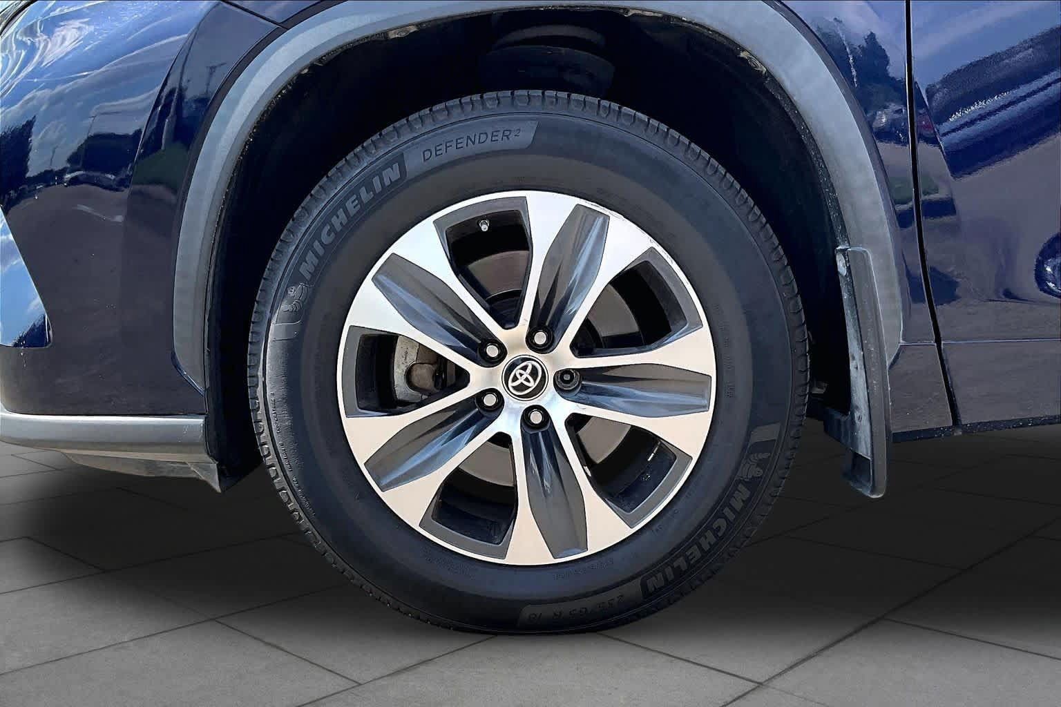 Used 2021 Toyota Highlander XLE AWD/4WD image 10