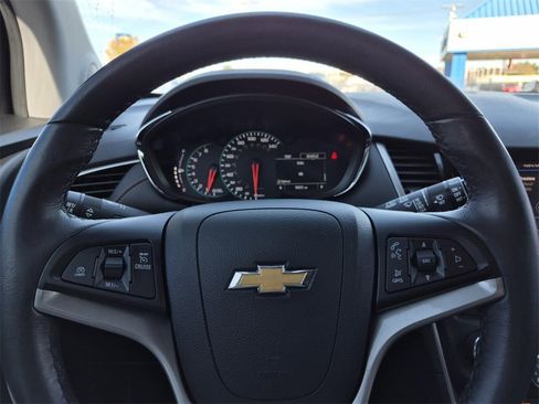 Certified 2022 Chevrolet Trax LT w/ LT Convenience Package image 16