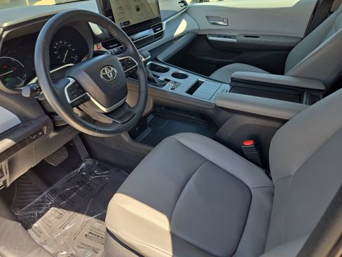 Used 2025 Toyota Sienna XLE FWD image 9