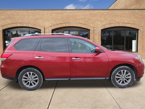 Used 2016 Nissan Pathfinder SV image 2