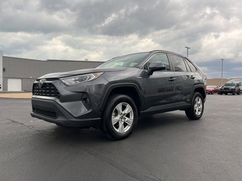 Used 2021 Toyota RAV4 XLE image 3
