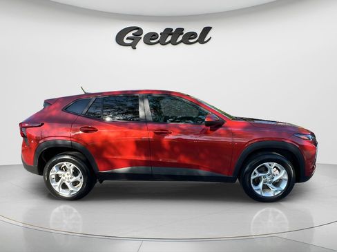 Used 2024 Chevrolet Trax LS w/ LS Convenience Package FWD image 4
