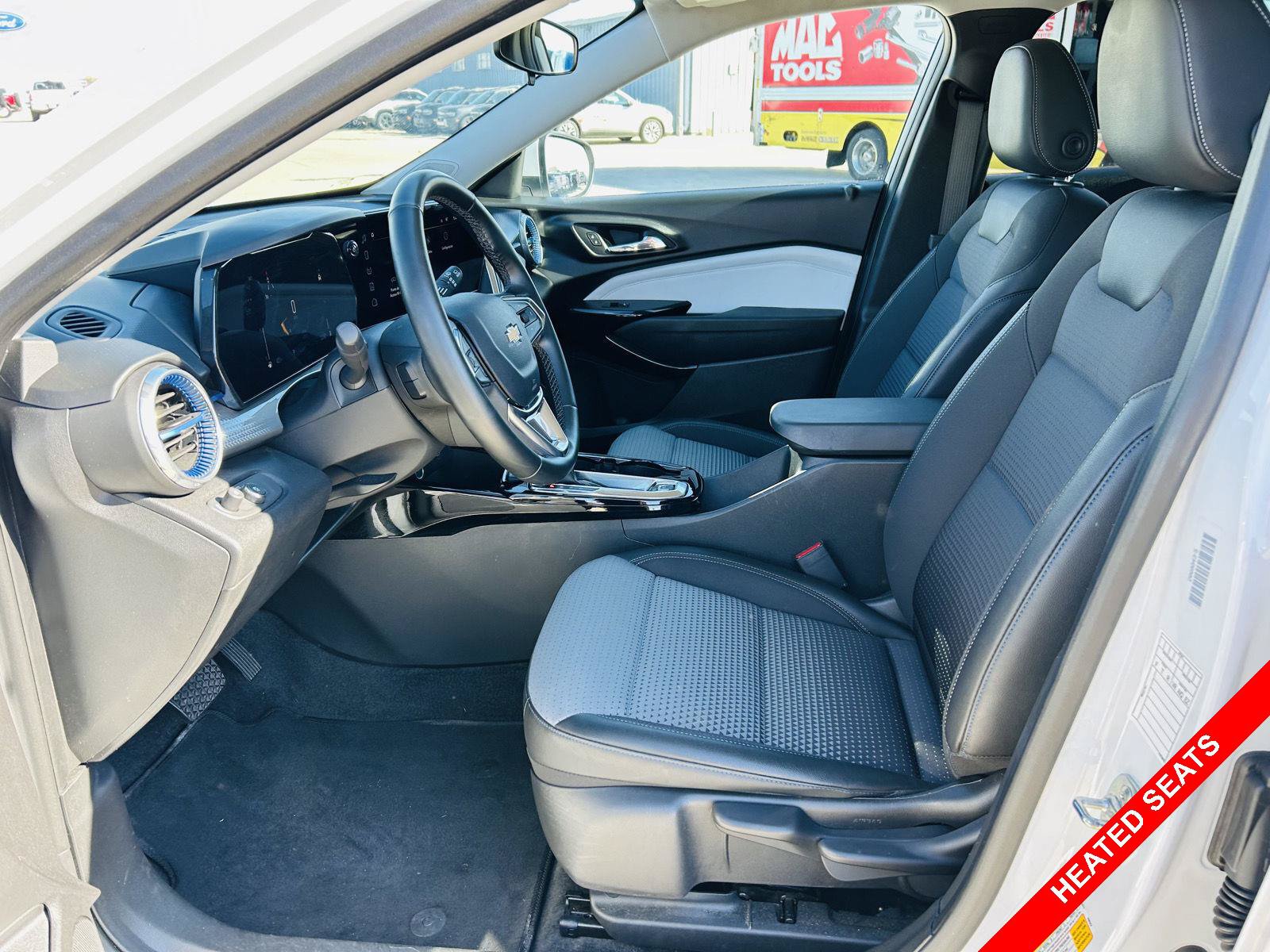 Used 2025 Chevrolet Trax LT w/ LT Convenience Package FWD image 3
