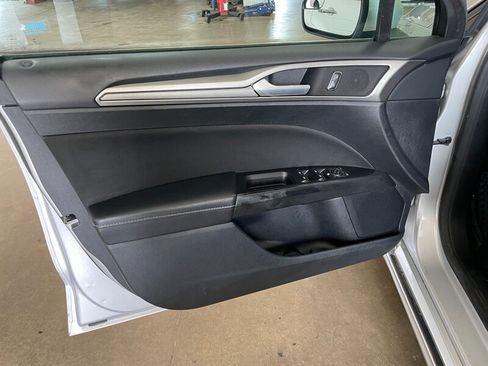 Used 2017 Ford Fusion SE FWD image 21