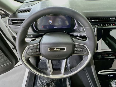 Used 2023 Jeep Grand Cherokee Laredo w/ Luxury Tech Group I AWD/4WD image 11