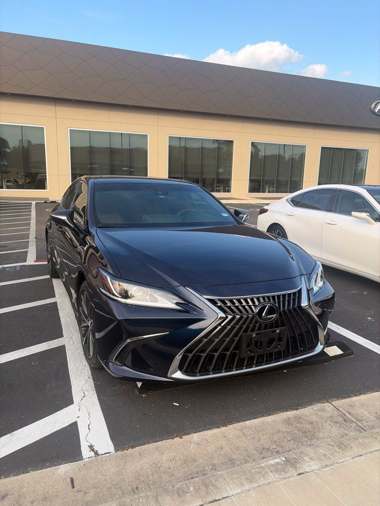 Used 2025 Lexus ES 300h w/ Premium Package FWD image 3
