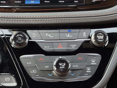 New 2026 Chrysler Pacifica Pinnacle w/ Trailer Tow Group AWD/4WD image 20