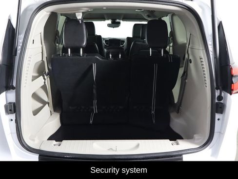 Used 2024 Chrysler Pacifica Touring-L image 18