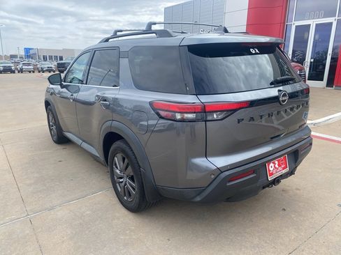 Used 2022 Nissan Pathfinder SV w/ SV Premium Package image 3