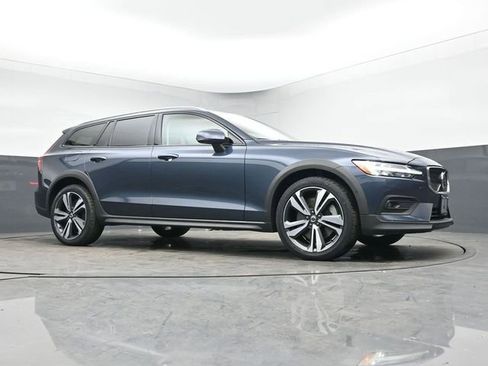Used 2023 Volvo V60 B5 Cross Country Plus image 36