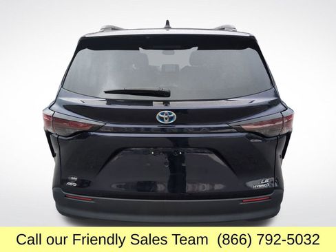 Used 2024 Toyota Sienna LE w/ LE Plus Package image 5