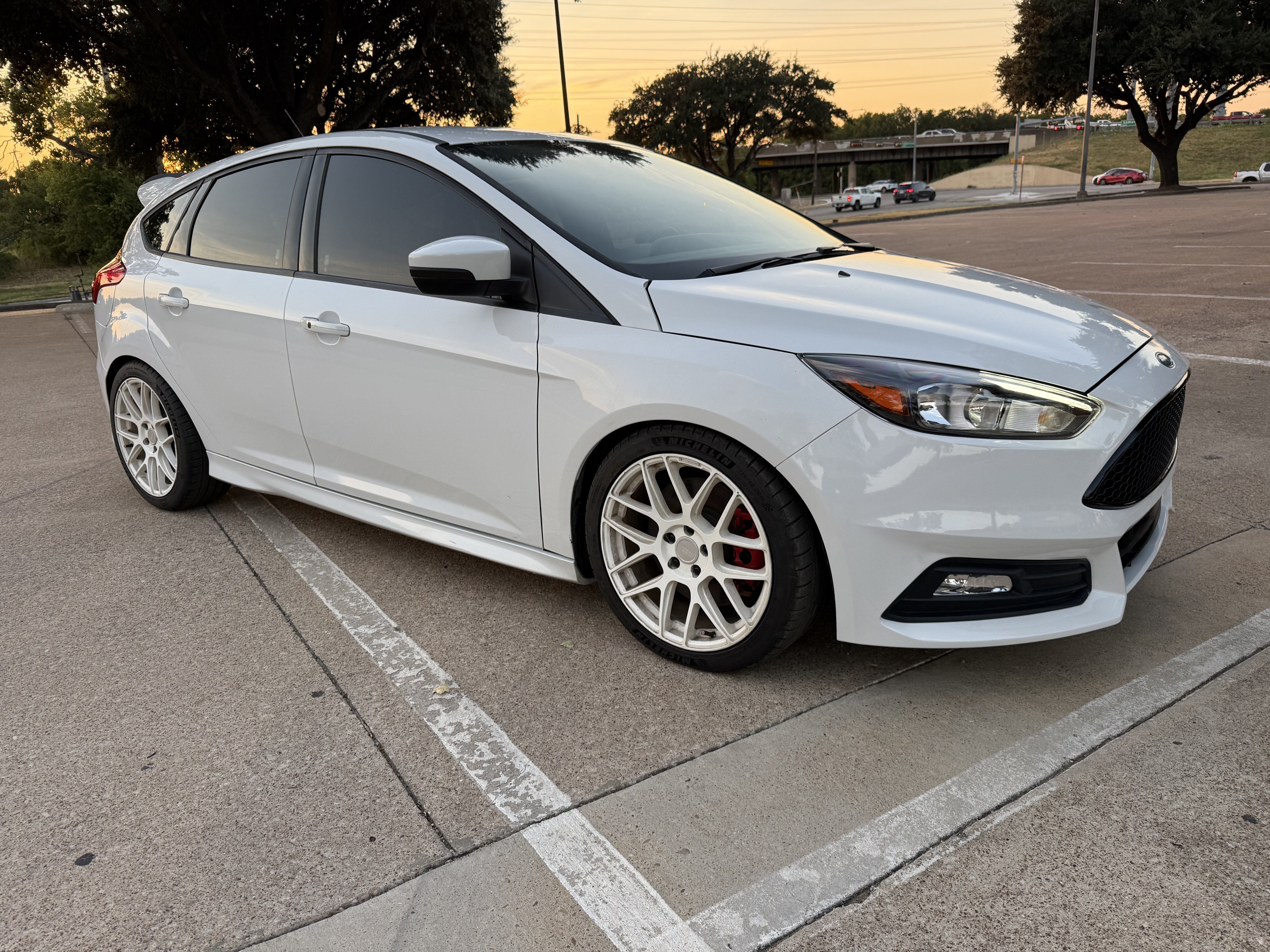 Used 2018 Ford Focus ST FWD image 3