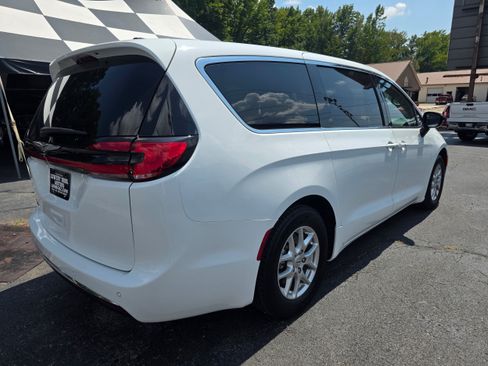 Used 2024 Chrysler Pacifica Touring FWD image 5