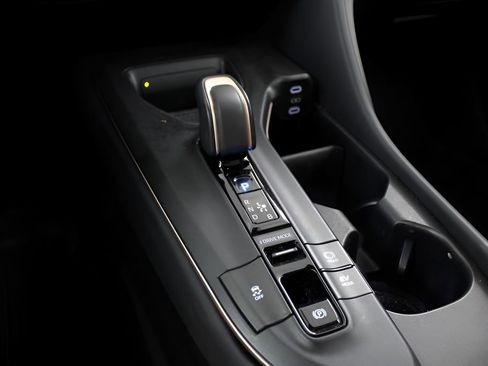 Used 2023 Toyota Crown Limited image 34