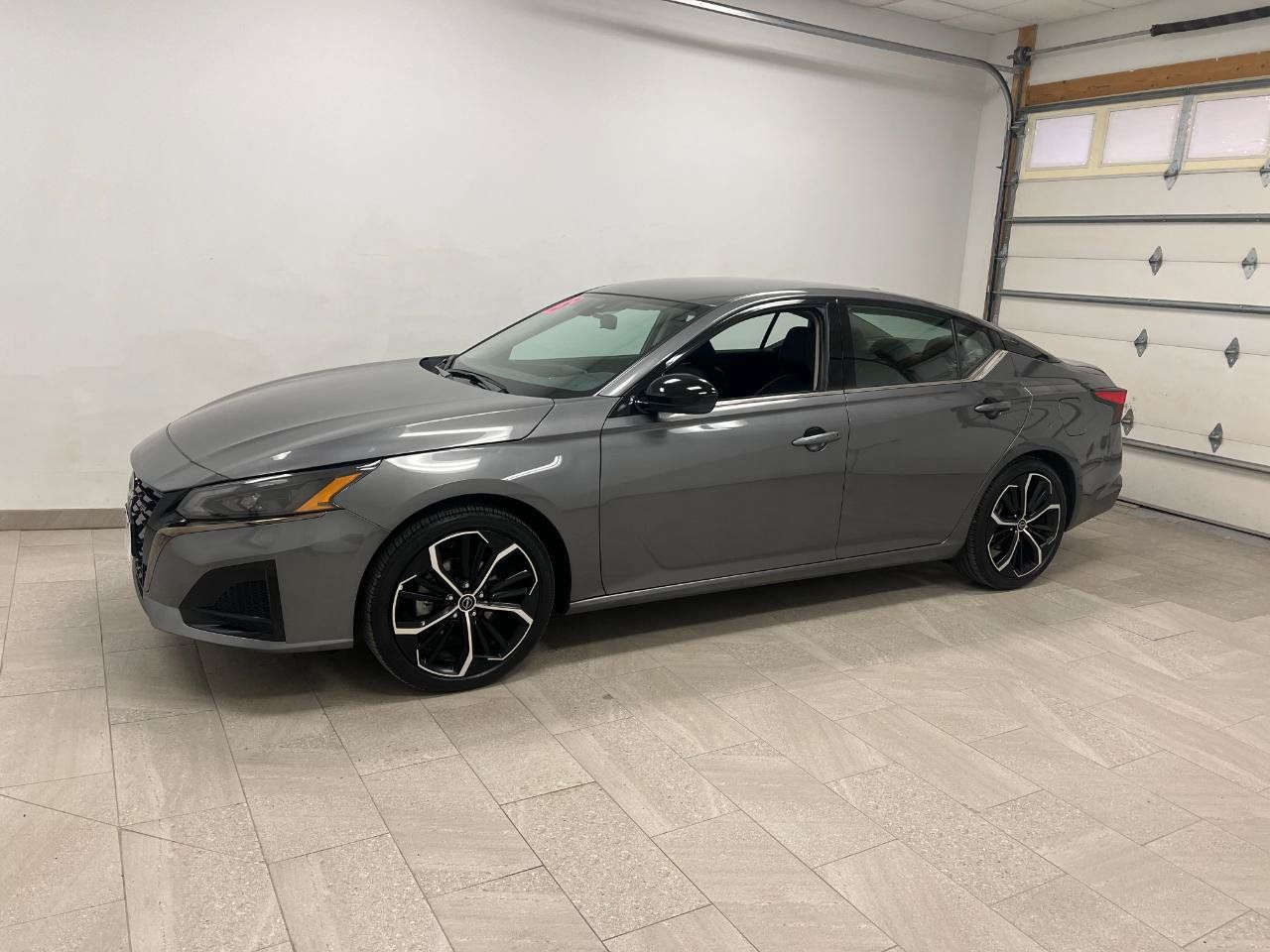 Used 2025 Nissan Altima 2.5 SR FWD image 2