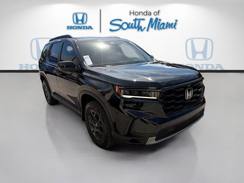 Used 2025 Honda Pilot TrailSport image 1