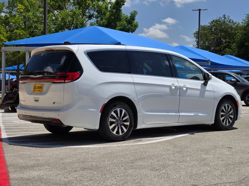 Used 2023 Chrysler Pacifica Touring-L FWD image 3
