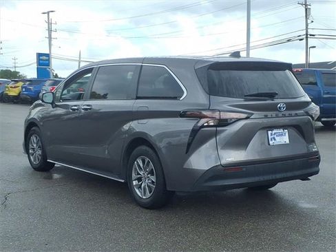 Used 2023 Toyota Sienna XLE image 4