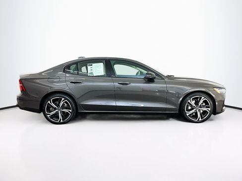 Used 2025 Volvo S60 B5 Core image 10