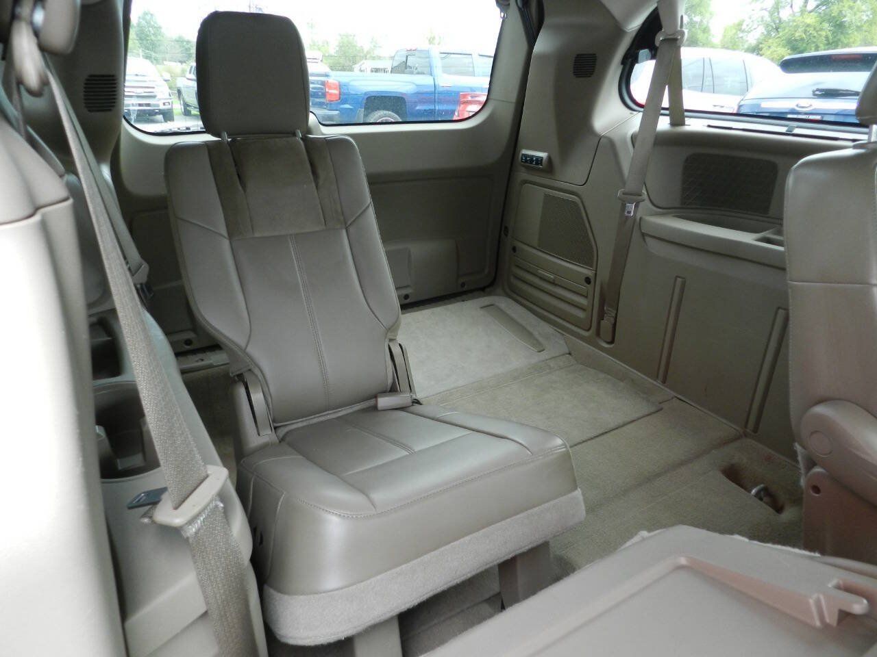 Used 2014 Chrysler Town & Country Limited w/ Luxury Group FWD image 14
