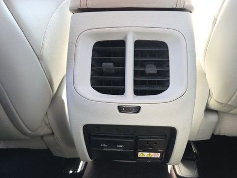 Used 2019 Jeep Cherokee Limited FWD image 19