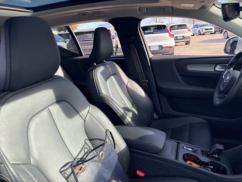 Certified 2025 Volvo XC40 B5 Core image 13