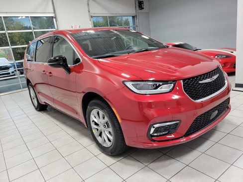 New 2026 Chrysler Pacifica Select image 2