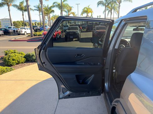 Used 2024 Nissan Pathfinder SV image 8