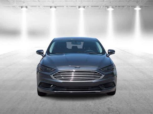 Used 2018 Ford Fusion SE w/ Fusion SE Technology Package FWD image 3