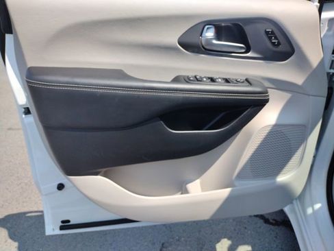 Used 2024 Chrysler Pacifica Touring-L image 11