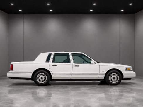 Used 1995 Lincoln Town Car Signature RWD image 3