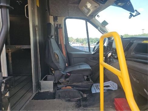 Used 2022 Ford Transit 350 DRW RWD image 5