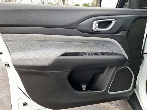 Used 2024 Jeep Compass Latitude image 12