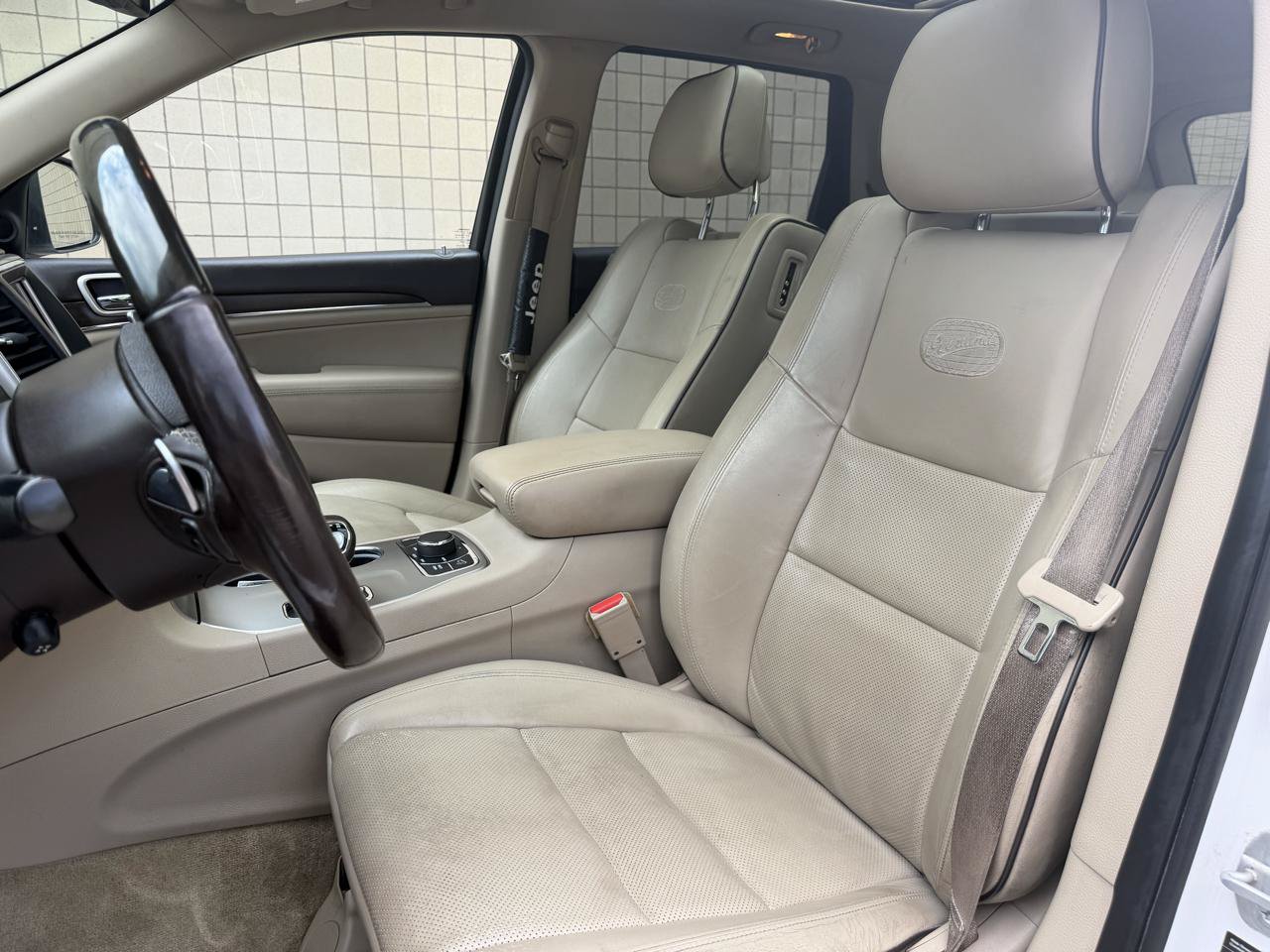 Used 2015 Jeep Grand Cherokee Overland w/ Advanced Technology Group AWD/4WD image 17