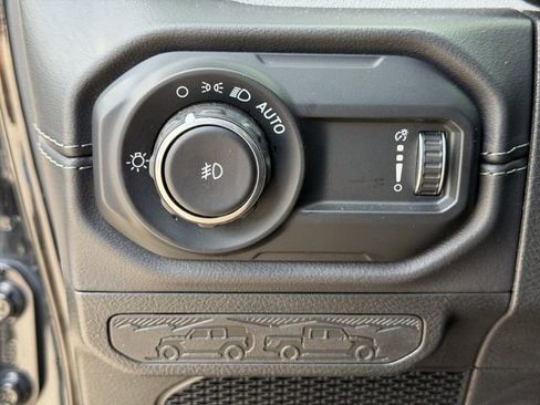 Used 2025 Jeep Wrangler Unlimited Sahara AWD/4WD image 9