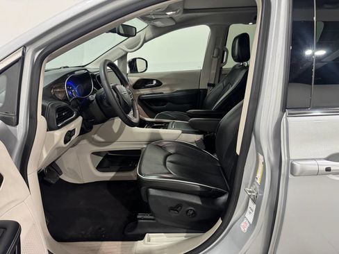 Used 2024 Chrysler Pacifica Limited FWD image 16