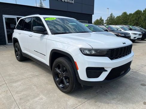 Used 2025 Jeep Grand Cherokee Altitude AWD/4WD image 1