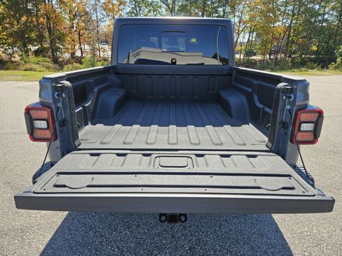 Used 2025 Jeep Gladiator Rubicon w/ Convenience Group image 18