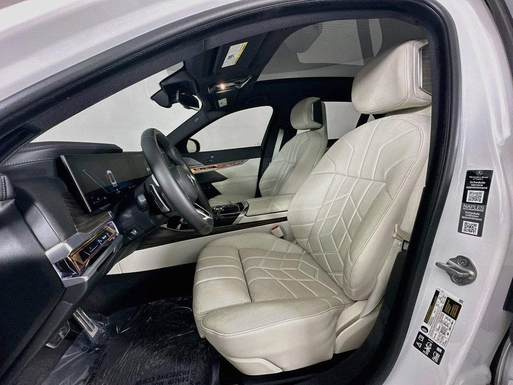 Used 2024 BMW 760i xDrive w/ Premium Package 2 AWD/4WD image 21