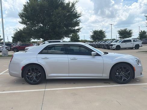 Used 2022 Chrysler 300 Touring L RWD image 10