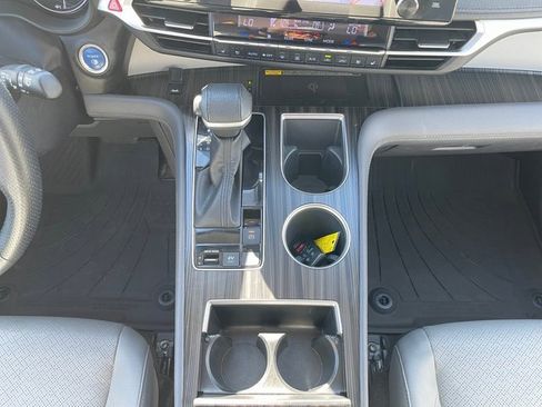 Used 2022 Toyota Sienna Limited image 24