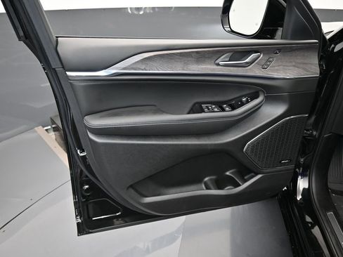 Used 2024 Jeep Grand Cherokee Overland w/ Luxury Tech Group IV image 12